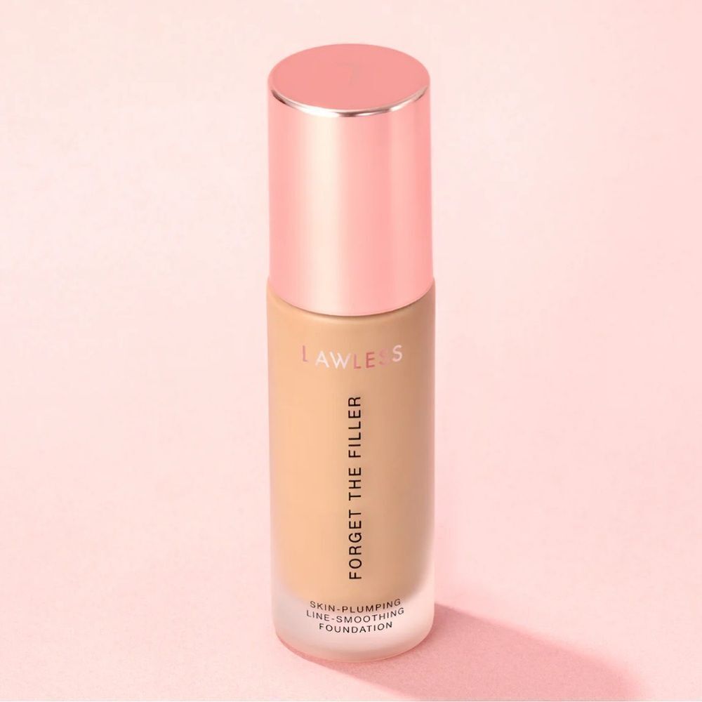 LAWLESS - Forget The Filler Skin-Plumping Line-
Smoothing Foundation- shade 13M